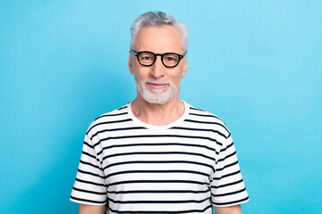 Photo portrait of nice elderly man spectacles oculist examination dressed stylish striped outfit isolated on blue color background