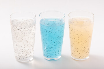 バジルシード入りジュース　左からライチ　フルーツミックス　パッションフルーツ　