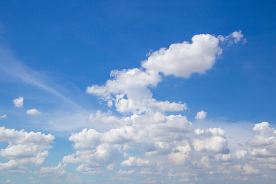 The beautiful blue sky and white fluffy cloud horizon outdoor for background.
