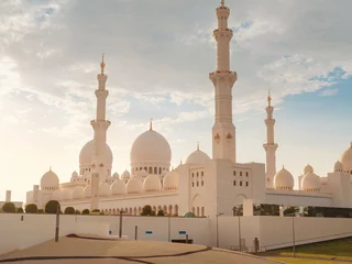 Foto op Canvas 20 March 2023, Abu Dhabi, UAE: Sheikh Zayed Mosque largest mosque of UAE located in Abu Dhabi capital city of United Arab Emirates. The 3rd largest mosque in world. Beautiful photo in sunset light © YURII Seleznov