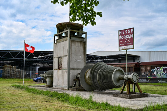 Denkmal f&uuml;r die Deutsche Mark mit Kraftwerksturbine in alten Kraftwerk in Borken, Hessen, Deutschland, 27.05.2023