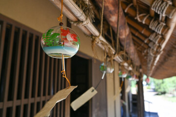  風鈴　古い日本家屋の軒先で　Wind chimes hanging from the eaves of an old Japanese house