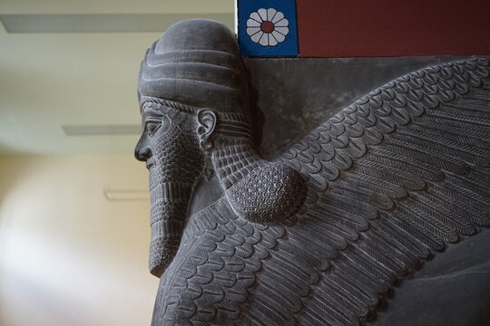 Teilaufnahme eines assyrischen Mischwesens (Lamassu)  im Vorderasiatischen Museum des Pergamonmuseums in Berlin am 11.08.2023