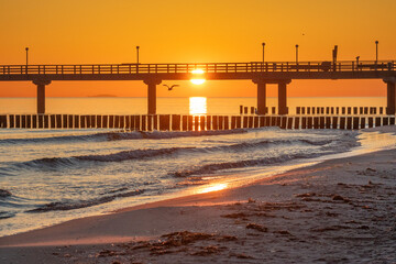 Zum Sonnenaufgang am Strand von Zingst an der Ostsee.