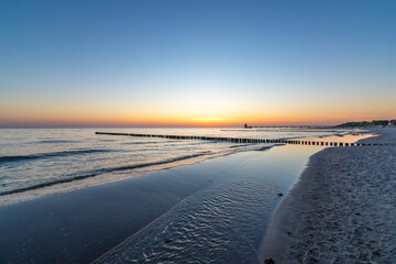 Am frühen Morgen, noch vor Sonnenaufgang am Strand von Zingst an der Ostsee.