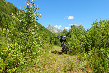 Obraz premium Ein abgestelltes Mountainbike auf einem trail in den tiroler Bergen