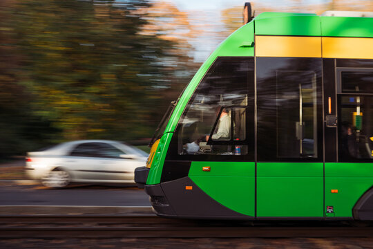 zielony tramwaj MPK w jesiennym Poznaniu, Polska
