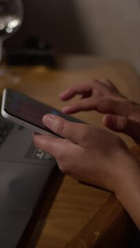 Fille marocaine qui manipule son t&eacute;l&eacute;phone