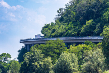 Die Krahnenbergbrücke, eine 1080 m lange Straßenbrücke der Bundesstraße 9 bei Andernach. Es war im Jahre 1964 die erste Hangbrücke aus Spannbeton in Deutschland. - obrazy, fototapety, plakaty