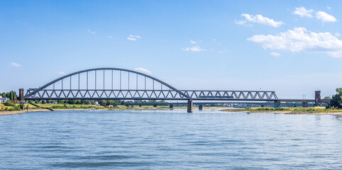 Hammer Eisenbahnbrücke bei Düsseldorf über dem Rhein
- 633820970