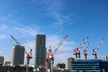 たくさんのクレーンが高層ビルを建設する都市開発の風景 © ToYoPHoTo