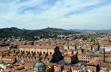 Obraz premium Rote Dächer und Kirchtürme in Bologna