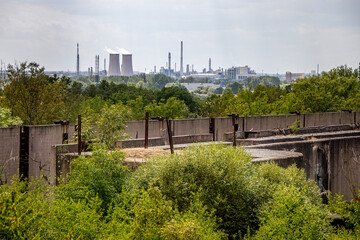 verlassenen Ruine mit Industrie im Hintergrund