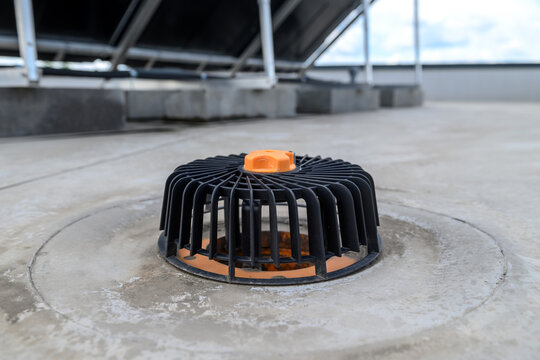 Roof drain with vents on the surface of a flat roof