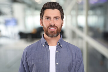 Naklejka premium Portrait of handsome confident man in office
