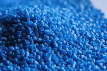 Blaues Kunststoff Granulat. Plastik Rohstoff zum Einschmelzen zur Herstellung von Produkten. - obrazy, fototapety, plakaty