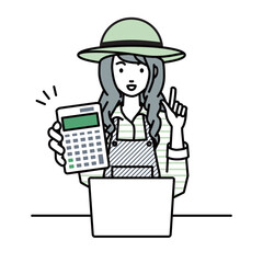 座ってデスクでノートPCを開いて電卓を持ってこちらに向けて見せている農家の女性