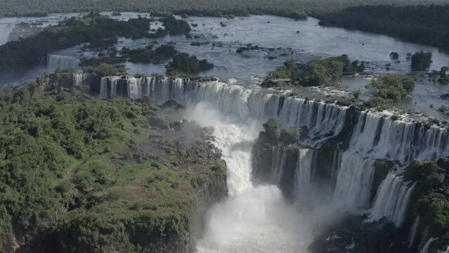 Bel&iacute;ssima imagem a&eacute;rea das Cataratas do Igua&ccedil;u - PR 
