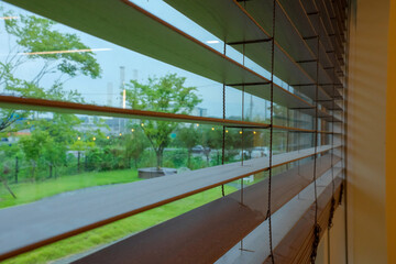 아름다운 풍경이 보이는 창문의 블라인드