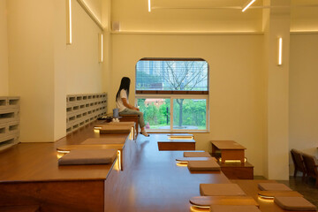 넓은 공간의 카페와 한사람