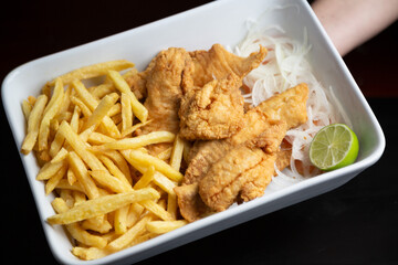 Peixe Empanado com Batatas frita