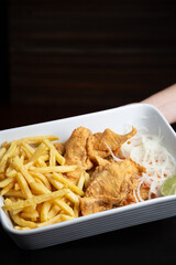 Peixe Empanado com Batatas frita