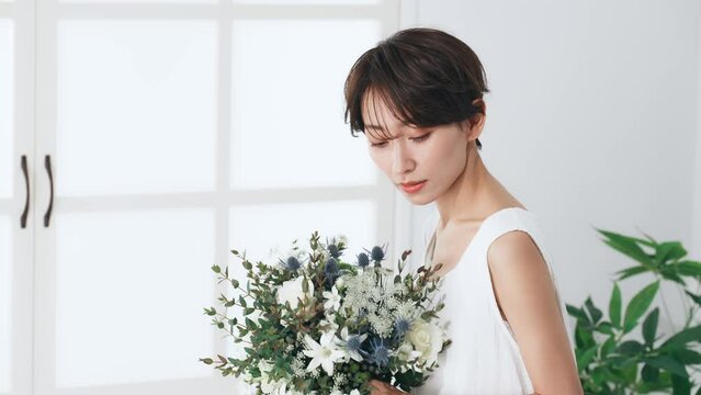 花束を持った女性　美容イメージ