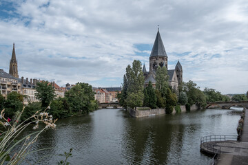 Fototapeta na wymiar Metz classic view along the river with the temple
