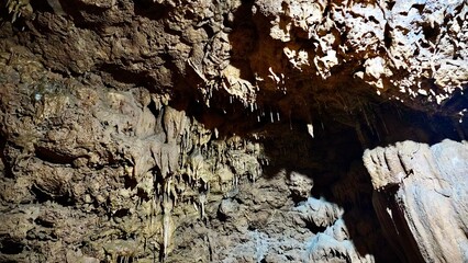 鹿児島県にある天然の鍾乳洞内の鍾乳石