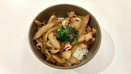 ほうれん草が添えられた豚丼
