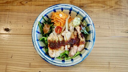 塩麹で漬けた鶏肉と野菜の丼