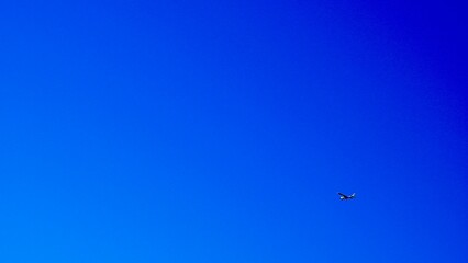 青空を飛ぶ飛行機