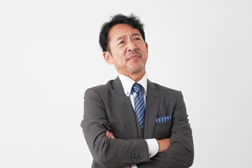 考えるミドルエイジのビジネスマン　白背景
