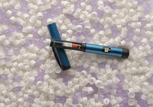 
insulin pen against the background of a lot of needles for injecting insulin