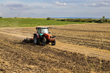 Obraz premium A farmer in a tractor prepares his field
