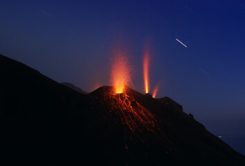 Gleichzeitige Eruption von 3 Kratern des Vulkans Stromboli bei sternenklarem Himmel © Roland