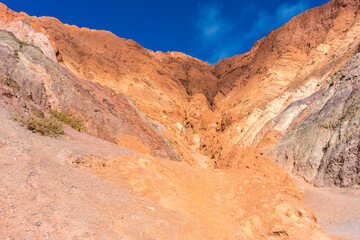 Fototapeta premium HILL OF SEVEN COLORS IN PURMAMARCA. HUMAHUACA, JUJUY. ARGENTINE NORTHWEST. FAMOUS TOURIST PLACE.