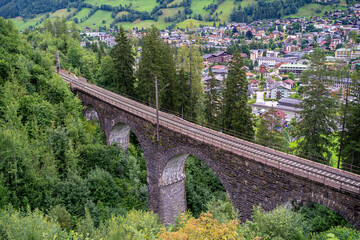 Fototapeta premium Eisbahnbrücke in Bad Hofgastein | Kur- und Wintersportort | Gasteinertal in Österreich | Austria