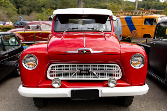 Chevrolet 3100 caminhonete pick-up vermelha placa preta em perfeito estado no evento de carros antigos no Brasil