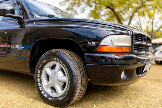 Dodge Dakota R/T V8 Magnum front emblem in the car meeting, Brazil