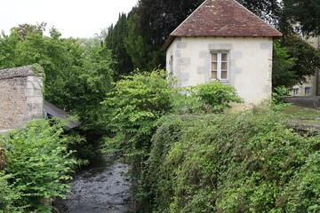 Fototapeta na wymiar La Briante, rivière dans la ville, ville de Alençon, département de l'Orne, France