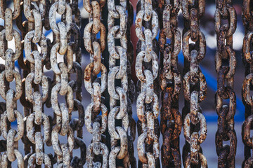 Arrière plan vieilles chaines en métal rouillé avec des gros maillons dans un port