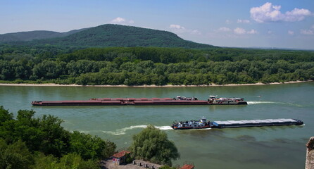 Zwei Frachtschiffe auf der Donau bei Bratislava - 634134119