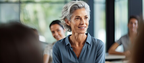 Obraz premium Experienced business coach instructing a corporate class