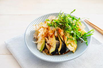 薬味たっぷりの生で食べる水茄子