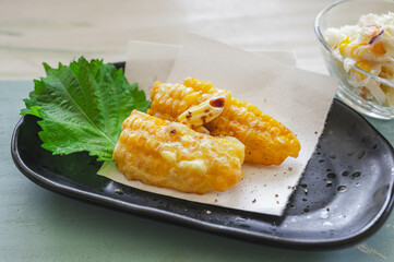トウモロコシの天ぷらバター醤油がけ
