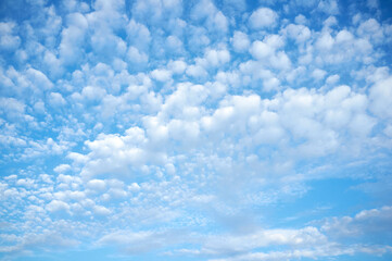 Cielo con nubes pequeñas