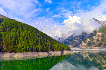 Stausee Lago di Livigno in den Livigno-Alpen (Schweiz-Italien) 