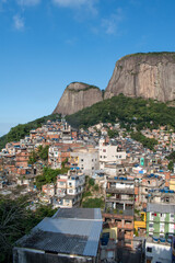 Obraz premium Brazil: the mountains and skyline of Rocinha, the famous favela in the southern area of ​​Rio de Janeiro, the largest slum in the country between Gavea, Sao Conrado and Vidigal districts 