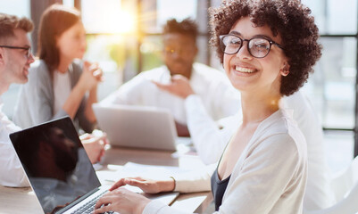 Obraz premium Smiling professional business leaders and employees group team portrait